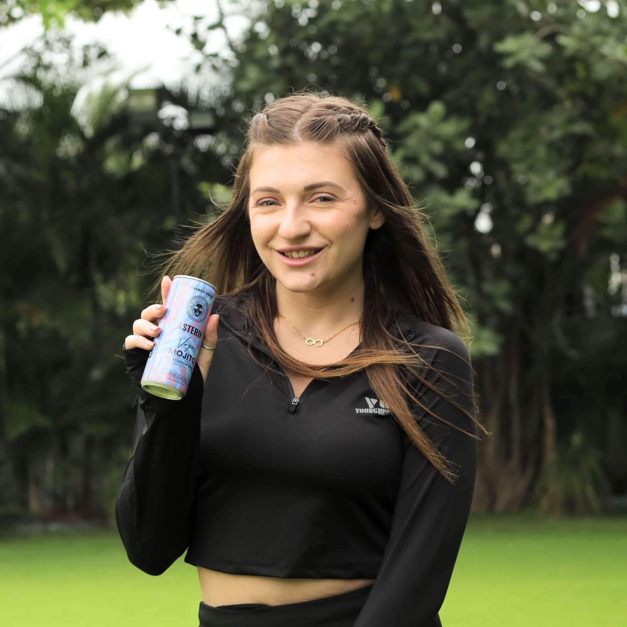 FITNESS MODEL ENJOYING MOJITO ENERGY DRINK